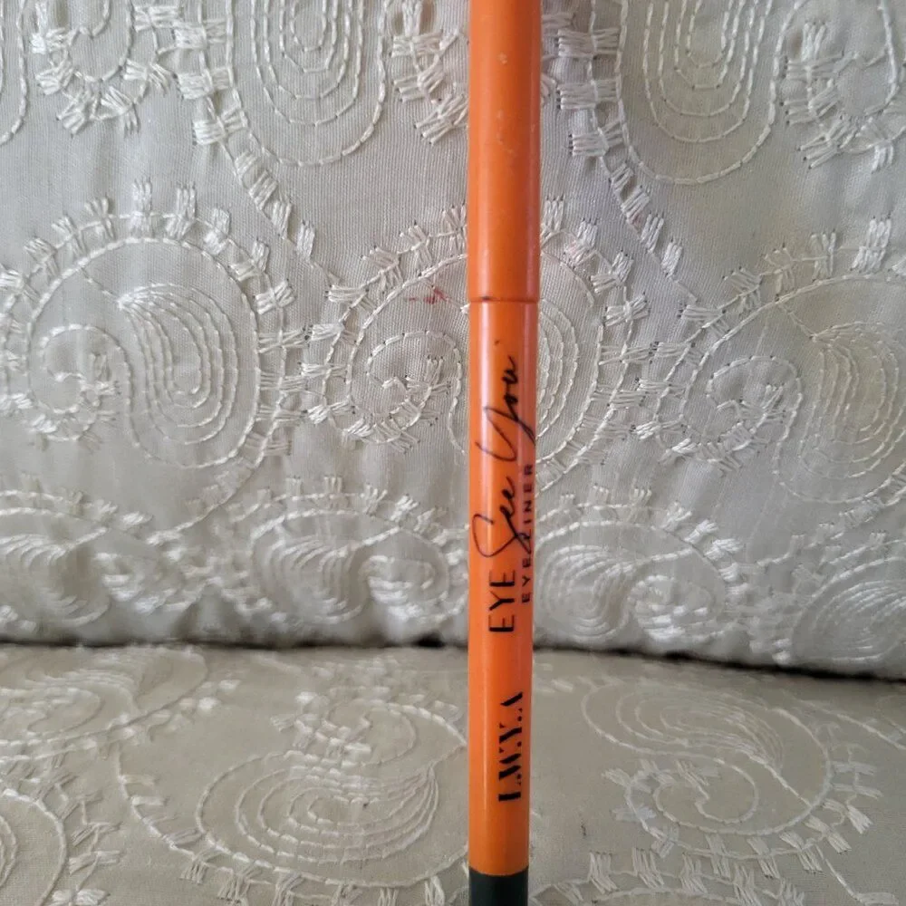 L.W.Y.A  Eyeliner shade DEEP GREEN